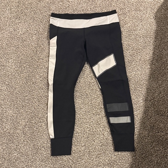 Lululemon leggings with side pockets. Style unknown - Picture 1 of 2